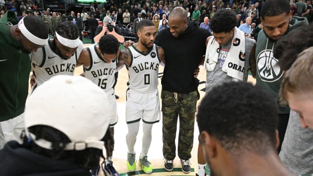  Milwaukee Bucks guard Cameron Payne (15), Milwaukee Bucks guard Damian Lillard (0) and Milwaukee Bucks forward Khris Middleton (22) and the rest of the Milwaukee Bucks huddle up